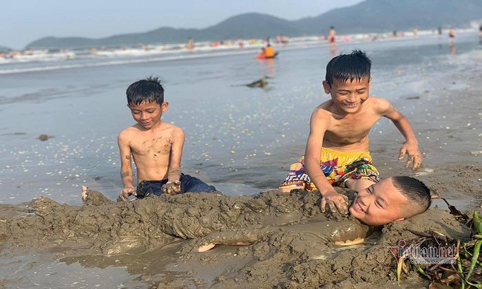 Trẻ con vô tư vui đùa trên bãi biển.