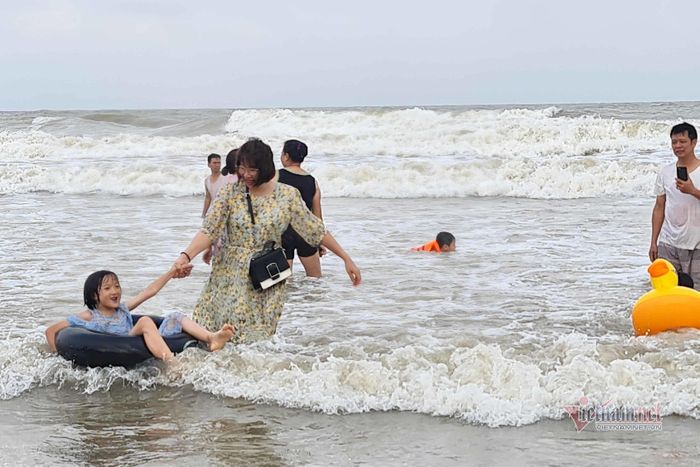 Người dân thoải mái nô đùa