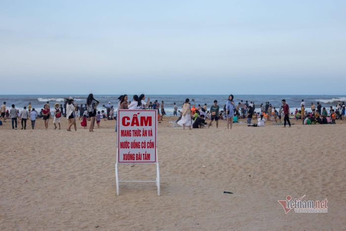 Thông điệp vì một bãi biển sạch sẽ, an toàn.