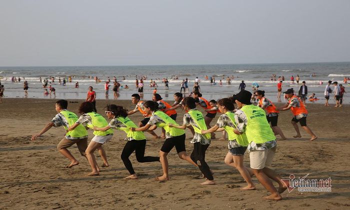 Một ngày nghỉ lễ an toàn ở bãi biển Thạch Bằng.