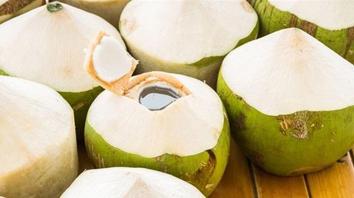 Nên uống nước dừa trước khi đi ngủ giúp giảm căng thăng và thải độc tố ra ngoài cơ thể (Ảnh minh họa)