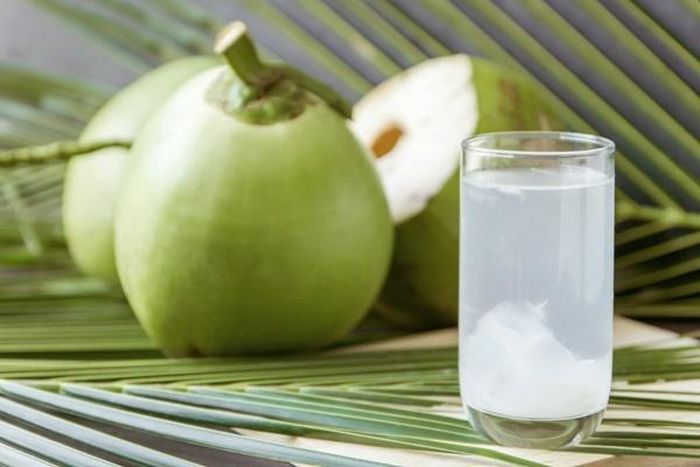 Nên uống nước dừa trước và sau khi tập luyện thể dục thể thao (Ảnh minh họa)