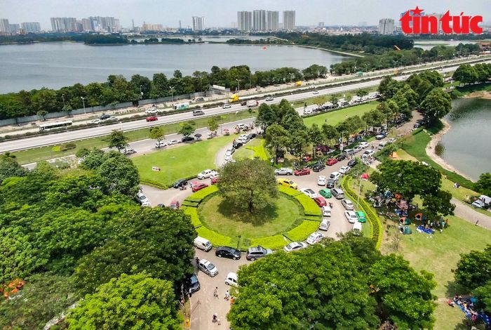 Lối vào công viên Yên Sở được tận dụng để đỗ xe.