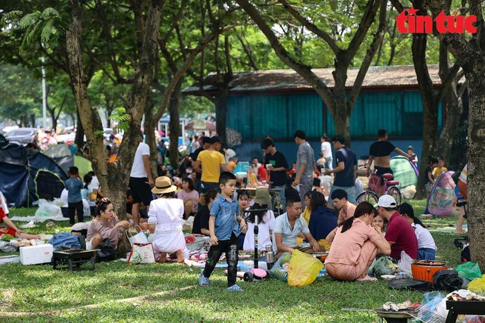 Đến 11 giờ cùng ngày, lượng người kéo về công viên ngày càng đông.