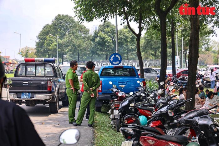 Lực lượng cảnh sát địa phương "bất lực" trước việc người dân để xe máy ngay phía ngoài công viên vì không còn chỗ gửi.