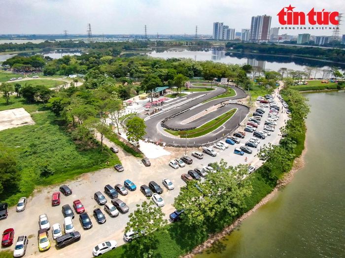 Hàng trăm xe ô tô phải đi vào khoảng sân giữa công viên để gửi.