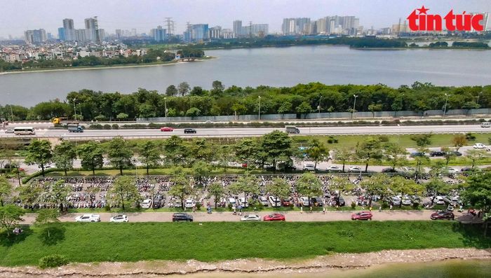 Lễ giỗ Tổ Hùng Vương năm nay được nghỉ 1 ngày, lại rơi vào giữa tuần nên người dân Hà Nội chọn các điểm công cộng gần Thủ đô chứ không đi xa.