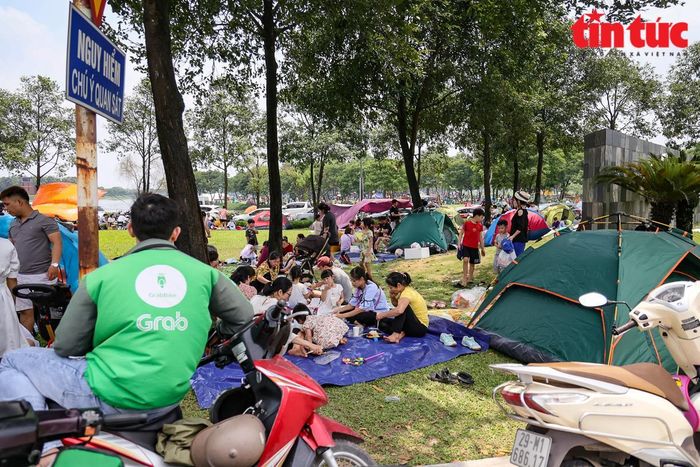 Đây là những người dân kém may mắn hơn vì đến muộn, họ đành hạ trại ngay đường dẫn vào công viên.