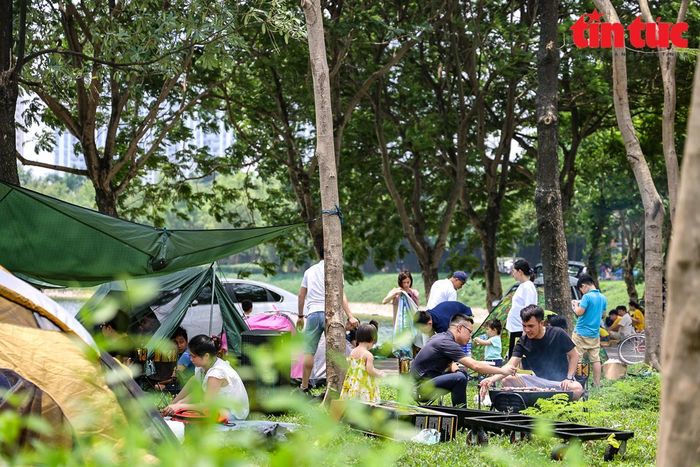 Từng mét vuông đất tại đây đều được người dân tận dụng để hạ lều, cắm trại.