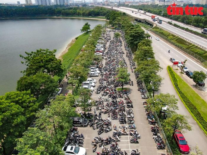 Bãi gửi xe nơi đây trở nên quá tải.