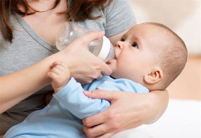 Các bà mẹ trẻ thì cho rằng đứa bé dưới 6 tháng tuổi không cần phải uống thêm nước. Trong khi đó các bà, các cụ một hai khăng khăng phải cho cháu súc miệng hoặc nhấp môi chút nước vì mẹ ăn đồ mặn làm sữa mặn và con hiển nhiên sẽ bị khát.