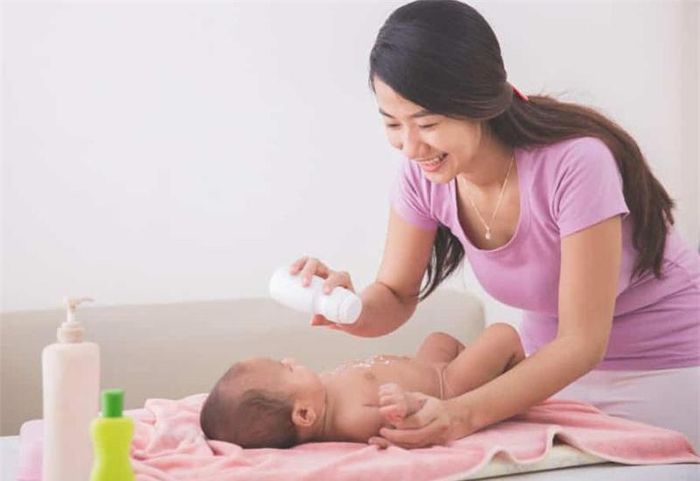 Tuy nhiên, thoa phấn rôm quá nhiều, nhất là vào thời điểm mùa hè nóng nực có thể gây bít lỗ chân lông, dẫn đến dị ứng da.