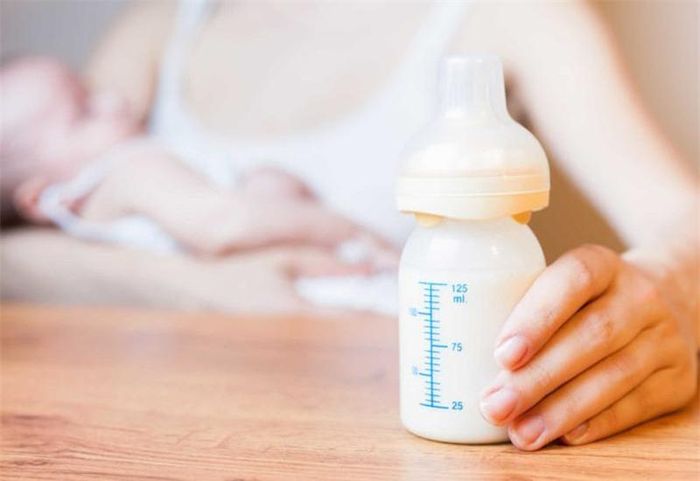 Nếu trẻ không uống hết chỗ sữa bột pha sẵn trong vòng 2 giờ, hãy vứt nó đi.