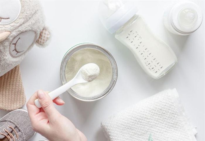 Đừng để vào tủ lạnh, vì tủ lạnh có tác dụng bảo quản chứ không có tác dụng ngăn ngừa các vi trùng gây hại cho bé.