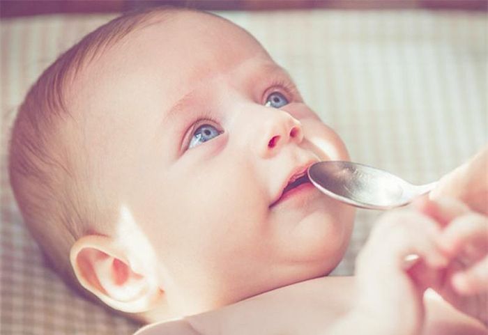 Sự thật là trẻ nhỏ dưới 6 tháng tuổi nếu được cho uống thêm nước lọc sẽ tiềm ẩn nhiều nguy hại. Đã có trường hợp trẻ sơ sinh tử vong vì uống thêm nước lọc.