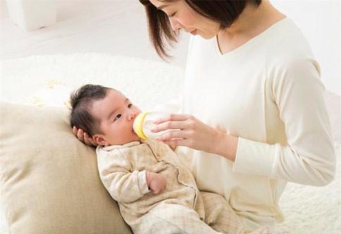 Bởi theo các chuyên gia dinh dưỡng, sữa mẹ là nguồn dinh dưỡng vô giá, trẻ uống sữa mẹ sẽ ít bệnh tật và thông minh hơn.