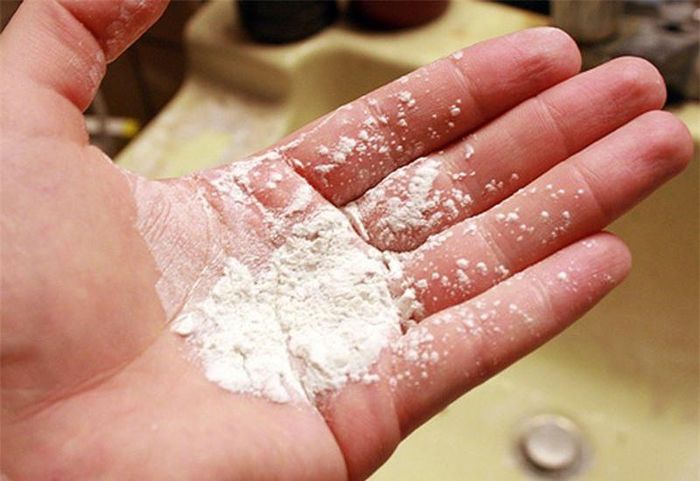 Ngoài ra, mẹ cũng nên lưu ý không nên đổ phấn trực tiếp lên da bé, đồng thời tránh quạt, cửa sổ để tránh làm bé hít phải bột phấn, gây thương tổn đến phổi.