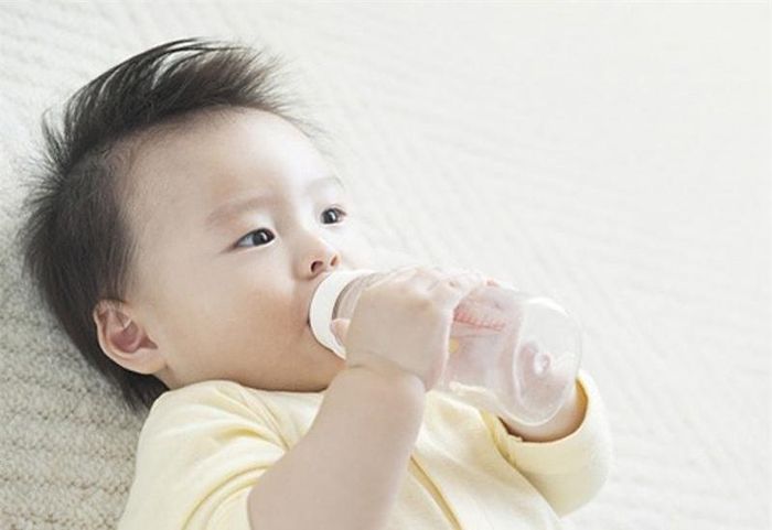 Vậy nên mẹ chỉ cần rơ lưỡi đúng cách cho bé là được, không cần phải cho bé uống thêm nước lọc.