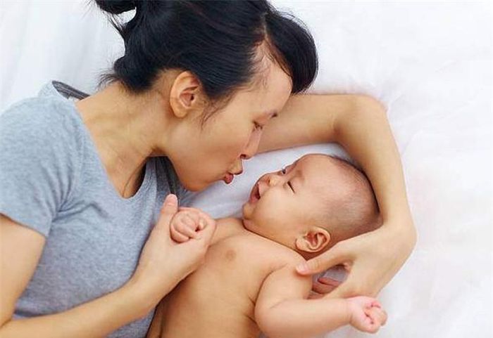 Cơ thể bé còn rất non yếu, kháng thể trong người rất kém, nhưng vi rút, vi khuẩn gây bệnh từ người lớn truyền qua lại quá mạnh, đủ để quật ngã một đứa trẻ chỉ vừa chào đời không lâu.