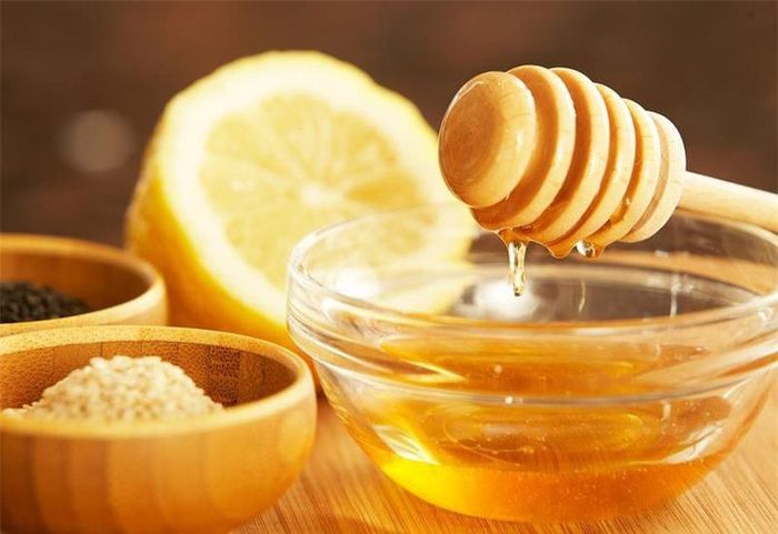 Mật ong như một thực phẩm thần thánh trong khokinh nghiệm chăm sóc trẻ sơ sinhcủa các cụ.