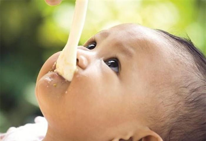 Lúc này, hệ tiêu hóa của bé còn rất yếu, chỉ quen với việc tiêu hóa sữa.Cho bé ăn dặmsớm, dù ăn bột hay nước cơm cũng có thể làm bé bị tiêu chảy, nôn trớ, đi ngoài phân sống… Lâu ngày dẫn đến bị viêm ruột già, đi tiểu ra máu, sinh ra rối loạn tiêu hóa.