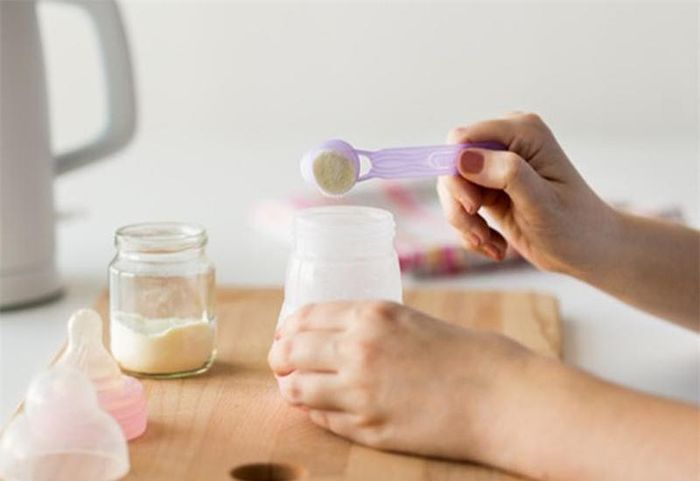 Nhiều bà mẹ vì tiếc của nên khi bé uống thừa sữa vấn cố tình để lại cho trẻ ăn tiếp lần sau, nhưng đây là một sai lầm.