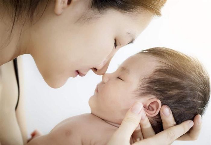 Những cái ôm hôn yêu thương của cha mẹ, hay của người thân, bạn bè có thể trở thành “nụ hôn thần chết” cướp đi mạng sống của con chỉ trong một thời gian ngắn.