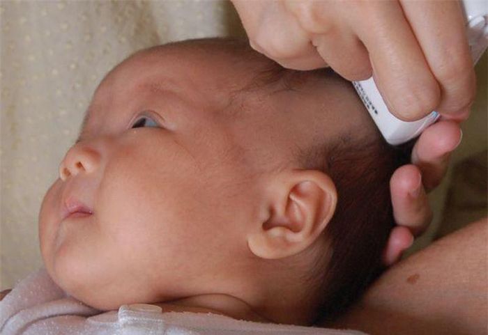Nhiều người lớn cho rằng việc thường xuyên cắt tóc máu sẽ kích thích tóc bé mọc nhanh và đen hơn. Thậm chí bé ngoan ngoãn, dễ nuôi.