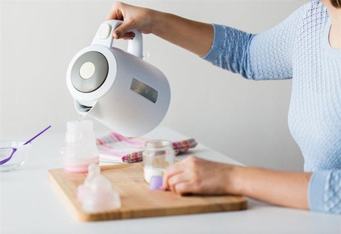 Các bà mẹ luôn được khuyến khíchcho con búhoàn toàn trong vòng sáu tháng đầu đời. Sau đó có thể ăn dặm, uống sữa công thức và vẫn tiếp tục bú mẹ.