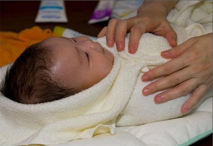 Nhiều nghiên cứu cho thấy việc quấn khăn cho bé có thể làm tăng nguy cơ viêm phổi lên 4 lần, đồng thời làm ảnh hưởng đến quá trình phát triển hông của trẻ.