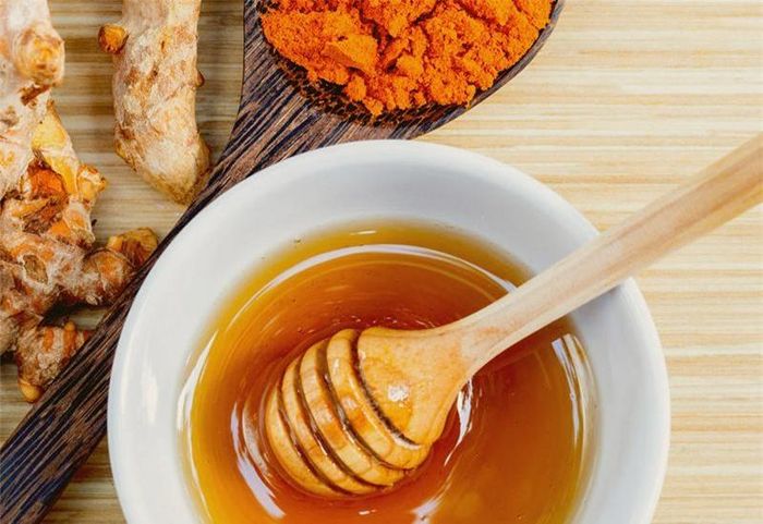Ngộ độc mật ong ở một đứa trẻ trong độ tuổi này thậm chí có thể dẫn đến tử vong. Và trên thực tế cũng đã có trường hợp trẻ sơ sinh thiệt mạng do được cha mẹ cho sử dụng mật ong.