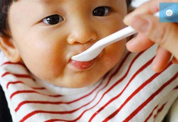Theo khuyến cáo của các chuyên gia dinh dưỡng, mẹ chỉ nên bắt đầu tập cho bé ăn dặm, khi trẻ đã được đủ 6 tháng tuổi.