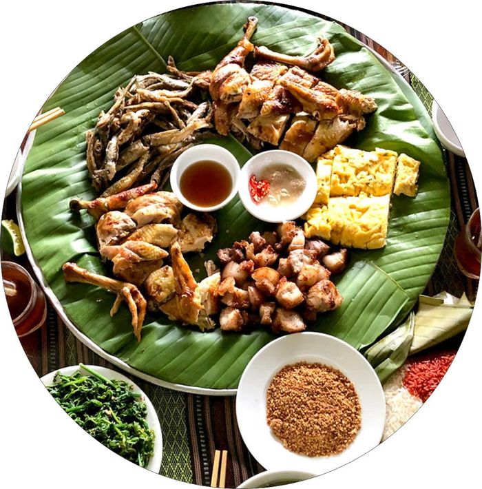 Cỗ lá của người Mường, huyện Tân Sơn được chuẩn bị tỉ mỉ, mang hương vị đặc trưng, đậm đà bản sắc dân tộc.