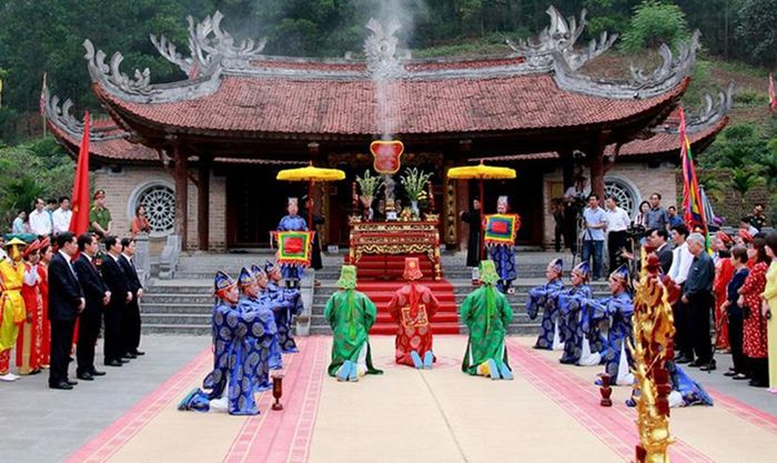 Tỉnh Phú Thọ hàng năm đều tổ chức nghi lễ giỗ Tổ Hùng Vương tại Khu di tích Quốc gia đặc biệt Đền Hùng.