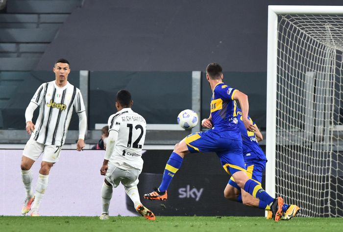 Đồng đội đã kịp sửa chữa cho sai lầm của Ronaldo. Cái tên tỏa sáng để giúp Juventus giành lại lợi thế không phải một tiền đạo mà là hậu vệ cánh Alex Sandro. Ngôi sao số 12 tỏa sáng với pha khống chế bình tĩnh, trước khi sút tung lưới Parma ở phút 43.