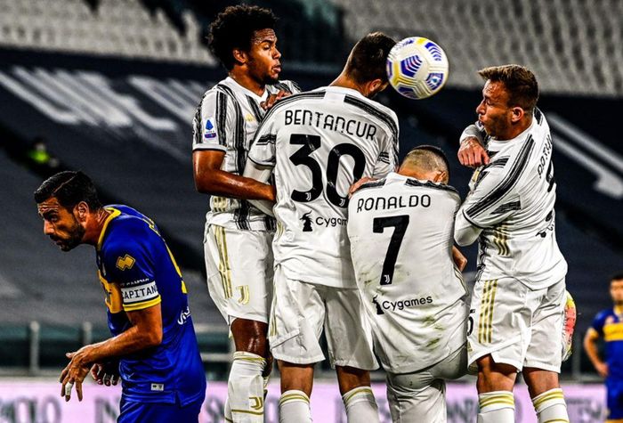 Có 4 cầu thủ Juve lập hàng rào gồm Weston McKennie, Arthur Melo, Cristiano Ronaldo và Rodrigo Bentancur. Trong khi 3 đồng đội đều bật nhảy, Ronaldo lại đứng yên để che mặt. Khoảnh khắc bóng vượt qua khoảng trống phía trên đầu CR7 cũng là lúc Buffon bị đánh bại. Đây không phải lần đầu tiên Ronaldo mắc lỗi khi lập hàng rào chống đá phạt. Ở trận lượt về vòng 1/8 Champions League, Sergio Oliveira của Porto cũng loại Juve bằng một cú đá phạt xuyên vào đúng vị trí của siêu sao sinh năm 1985.