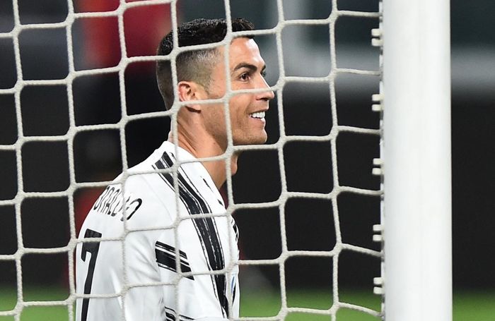Ở trận này, Ronaldo thi đấu cố gắng nhưng không để lại nhiều dấu ấn. Anh có 4 lần dứt điểm, nhưng chỉ một trong số đó đi trúng đích. CR7 không tạo cơ hội, không qua người thành công và bỏ lỡ một tình huống ngon ăn.