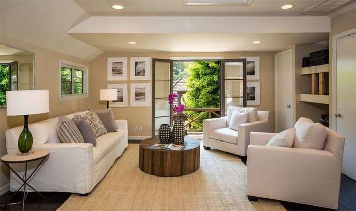 Bên cạnh căn biệt thự của gia chủ, khuôn viên bất động sản còn có một ngôi nhà nhỏ để làm nhà xe và không gian tiếp đón khách khứa.