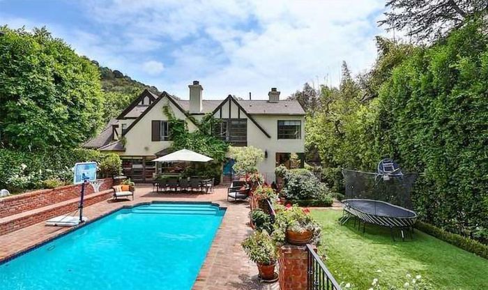 Bất động sản mang phong cách kiến trúc Tudor, tọa lạc tại khu Beverly Hills giàu có của thành phố Los Angeles.
