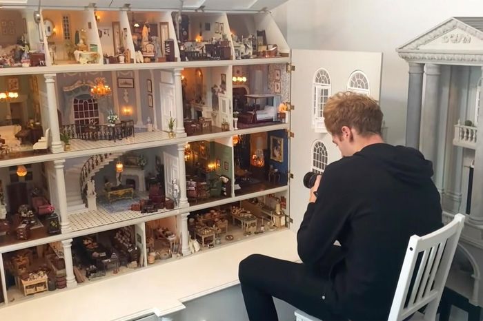 Pieters đã cài cắm nhiều "dấu vết" để Airbnb và người xem có thể nhận diện, song không ai phát hiện ra đây là một cú lừa ngoạn mục. Ảnh: Josh Pieters & Archie Manners.