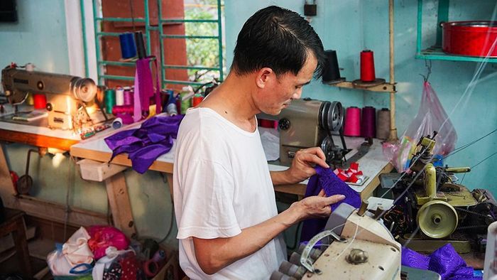 Trước đây, áo dài của làng Trạch Xá được làm thủ công hoàn toàn. Hiện nay, mặc dù có sự hỗ trợ của máy móc nhưng những người thợ của làng vẫn chú tâm các bước thủ công trong việc gia công sản phẩm.