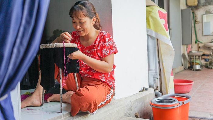 Chị Phạm Hải - con dâu cụ Nhiên, theo nghề may áo dài nhà chồng. Công việc của chị là thêu họa tiết trên áo.