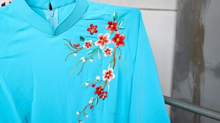 Áo dài ngày nay được “hiện đại hóa” để phù hợp với thị trường cũng như xu hướng. Nhưng những chiếc áo ở làng Trạch Xá vẫn được may với phương pháp thủ công và kinh nghiệm lâu đời và hơn hết là giữ được vẻ đẹp truyền thống.