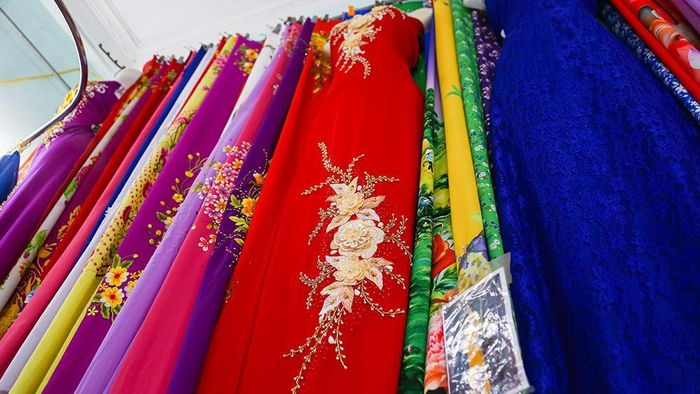 Nghề may áo dài ở Trạch Xá phát triển nhất vào khoảng thời gian những năm 80 của thế kỷ trước, tuy nhiên tới nay không được phổ biến như trước nữa. Vì vậy nhiều người dân trong làng đã mở các cửa hàng may đo hoặc kinh doanh áo dài tại trung tâm Hà Nội, như các tuyến phố Lương Văn Can, Cầu Gỗ, Phố Huế...