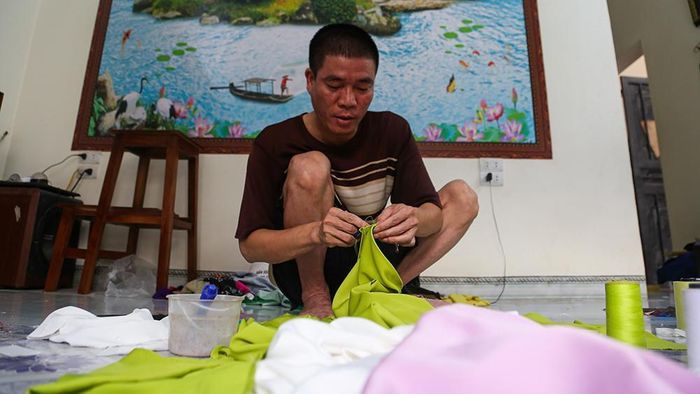 Hầu hết đàn ông trong làng đều duy trì nghề theo hình thức "cha truyền con nối” nghề may. “Tôi học nghề ngay từ khi còn bé, được ông cha truyền lại. Nay gia đình tôi có hai cậu con trai cũng sẽ sớm theo nghề bố” – anh Tạ Quang Nhạ (43 tuổi )chia sẻ. 