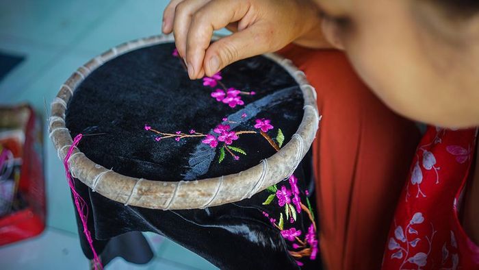Các họa tiết hoa sẽ được phác trước khi thêu. Công đoạn thêu đòi hỏi sự khéo léo và kiên nhẫn.