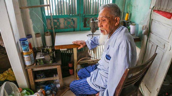 Nổi tiếng trong làng Trạch Xá là cụ Nguyễn Văn Nhiên, năm nay cụ gần 100 tuổi. Cụ Nhiên là một trong những nghệ nhân may áo dài nhiều tuổi nhất tại đây. Do tuổi già, sức khỏe không cho phép, cụ Nhiên không còn may áo dài nữa mà truyền nghề lại cho con cháu. Cụ Nhiên chia sẻ: "Đàn ông ngày xưa phù hợp mang nghề đi hành hương kiếm sống, còn phụ nữ ở nhà lo chăm sóc con cái, lo việc đồng áng. Về sau, làng cũng bắt đầu truyền dạy nghề cho phụ nữ."