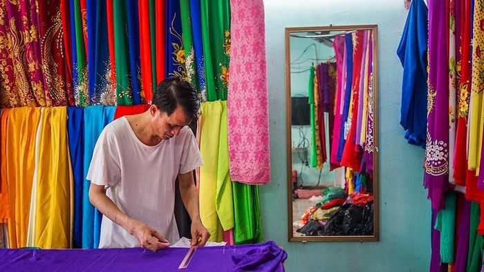 Anh Lê Văn Duẩn (51 tuổi) theo nghề may áo dài được hơn 30 năm.