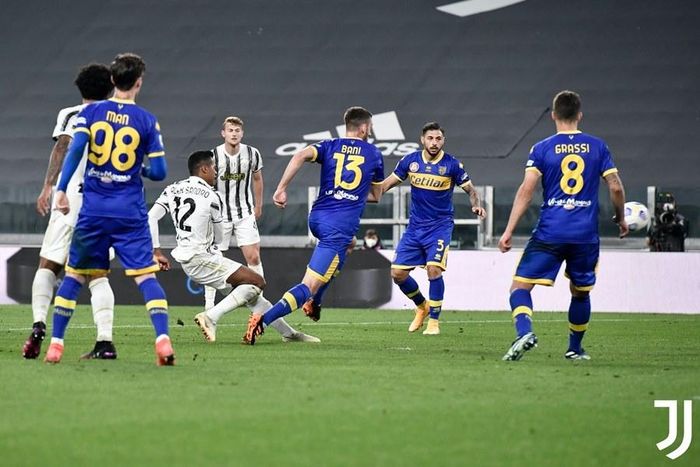  Alex Sandro lập cú đúp vào lưới Parma trong các phút 43 và 47