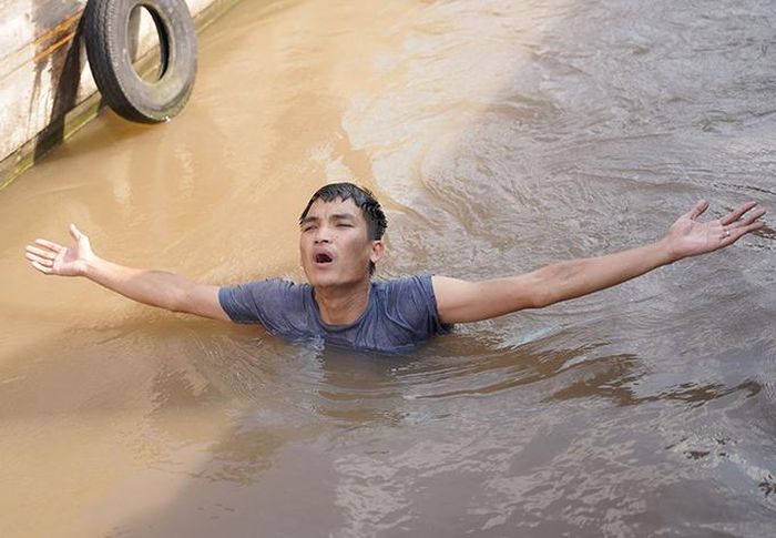 Mạc Văn Khoa tiết lộ anh phải ngâm nước nhiều tiếng đồng hồ khi quay phim.
